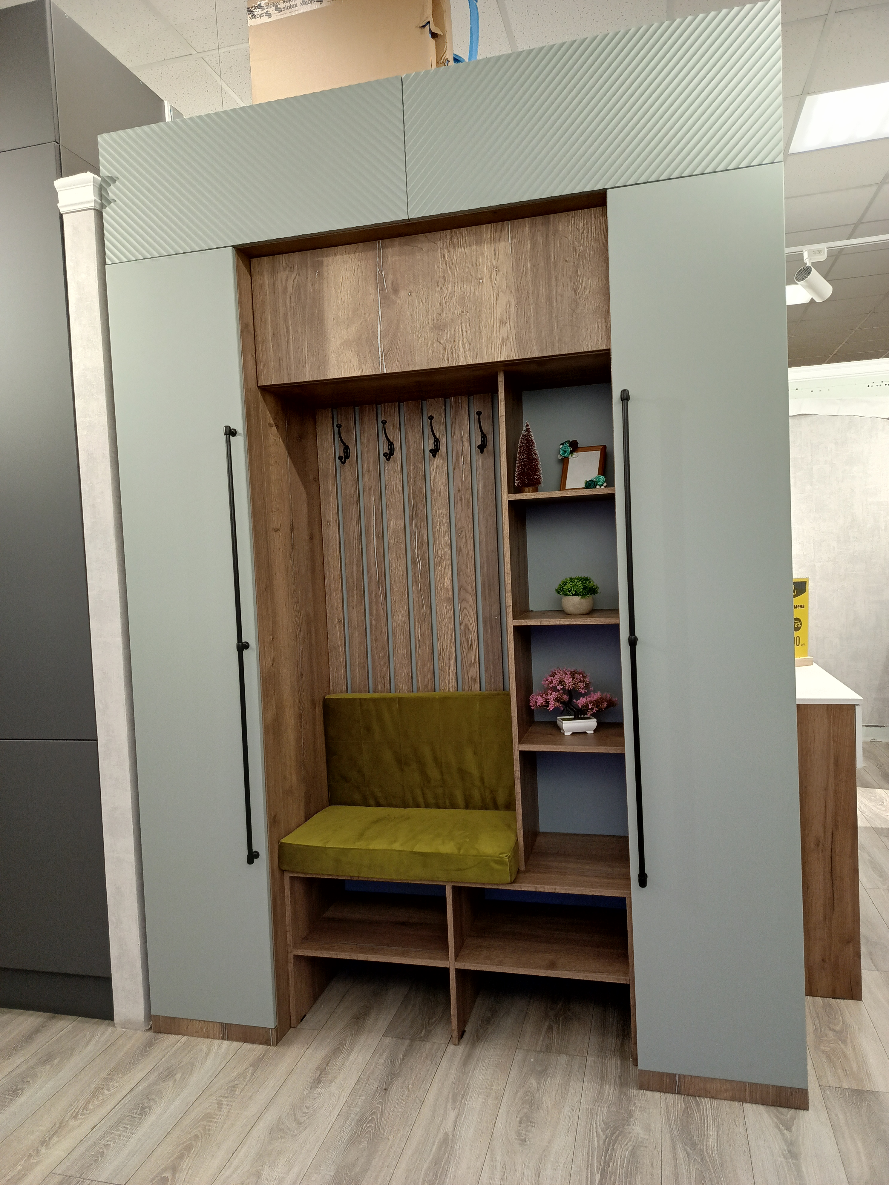 Шкаф над дверью в прихожей Невский район