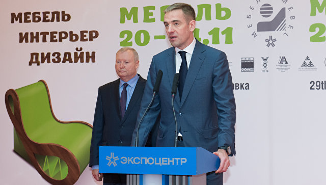 Замминистра промышленности и торговли Виктор Евтухов на выставке Мебель-2017 в Москве